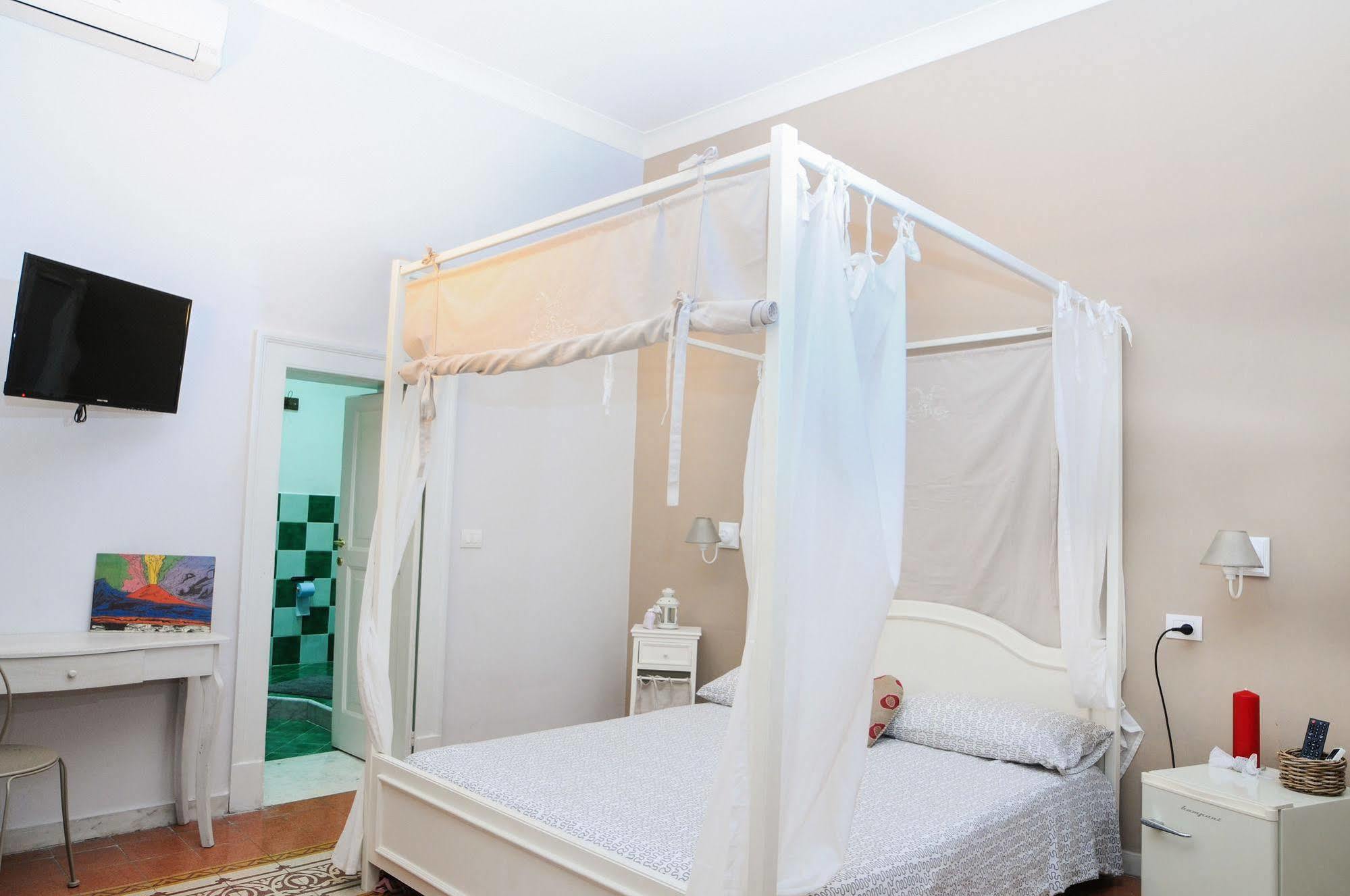 Napul'Art Bed & Breakfast เนเปิลส์ ภายนอก รูปภาพ